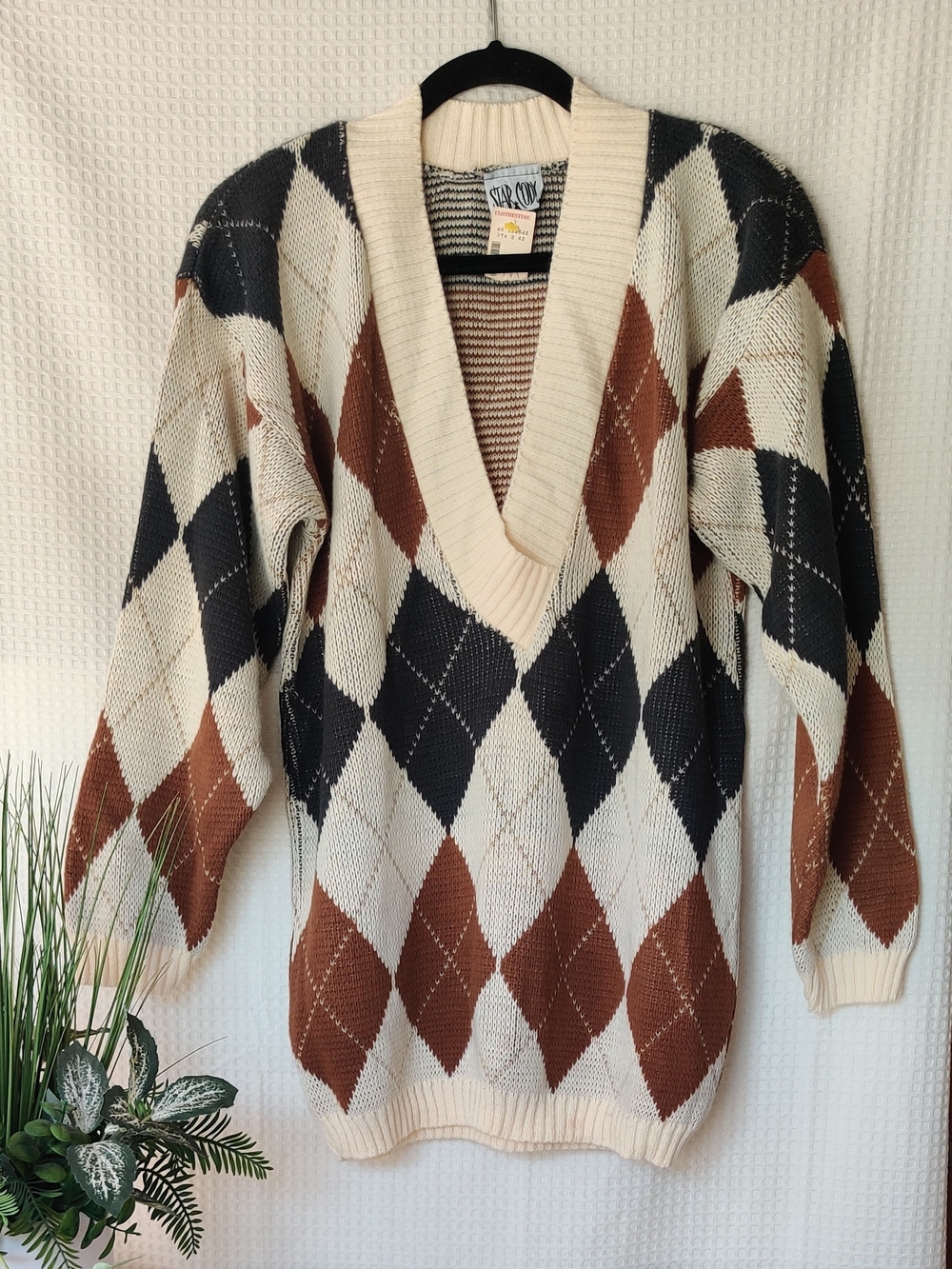 Vintage Star Cody V-Neck Argyle Knit Sweater – Cream, Black & Brown Size Medium